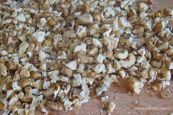 Грецкие орехи крупно нарезать и поджарить на сухой сковороде.