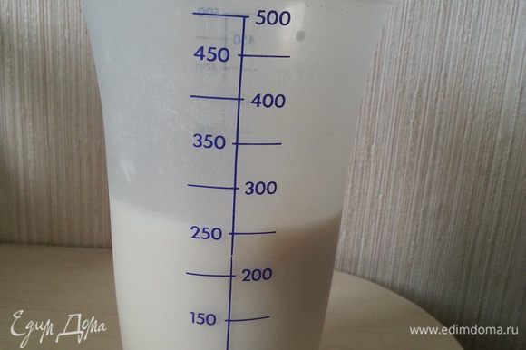 В чуть подогретое молоко добавляем дрожжи, соль, сахар, 1 ст.л. муки в.с., Отставляем в теплое место.
