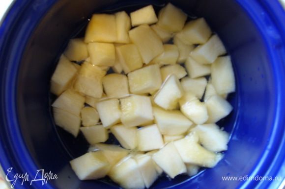 Тыкву почистить, порезать на кубики и варить в воде до готовности. Отдельно отварить картофель.