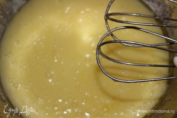 Яйца взбить с коричневым и ванильным сахаром, растительным и оливковым маслом в течение 3-4 минут.