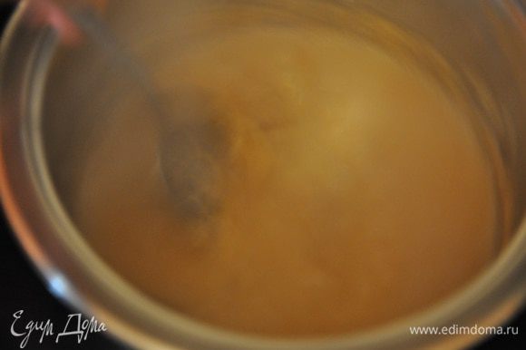 В это же время нагреваем сливки в отдельной кастрюльке и как только сахар растопится влить горячие сливки и хорошо перемешать.