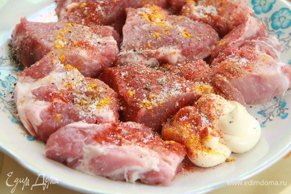 Мясо нарежьте на порционные куски. Приготовьте соус: смешайте майонез со специями и солью.