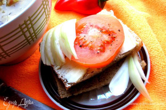 В период вирусов полезно подать к согревающему супчику такой бутерброд из ржаного хлеба,масла,помидора и лучка)))