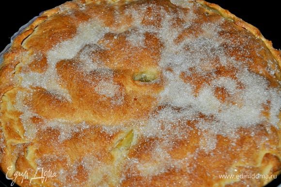 Пирог посыпать сахаром и поставить в духовку при С 180-200 С на 30 минут (пирог проверить деревянной шпажкой, он должен подрумяниться и немного увеличиться в объёме)