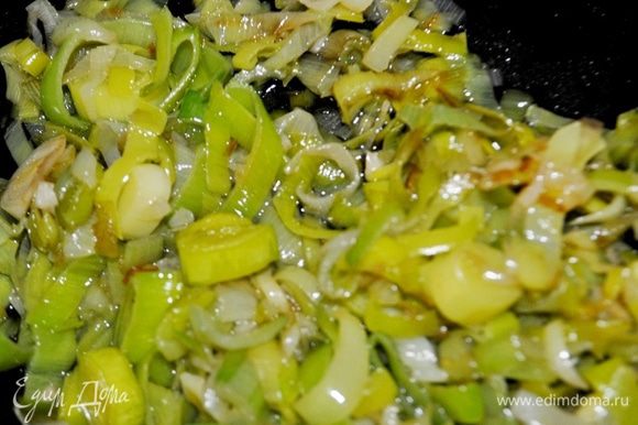 Лук-порей нарежьте колечками, измельчите чеснок. В сковороде разогрейте растительное масло и обжарьте лук и чеснок, помешивая, 6–7 минут.