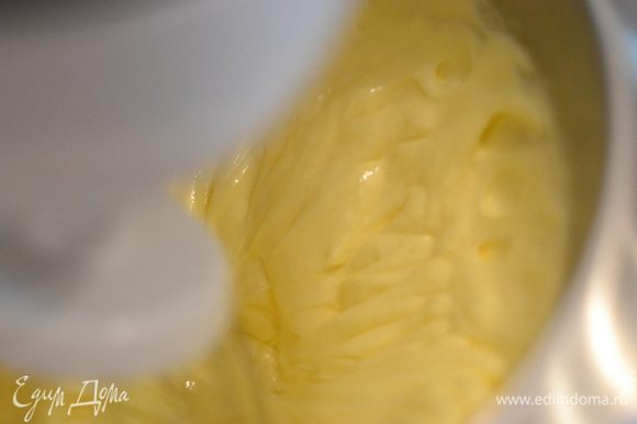 Взбить яйца с сахаром до кремообразного состояния и добела.
