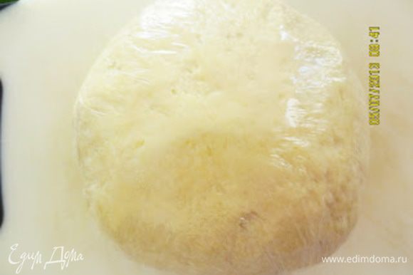 Завернуть тесто в мембрану и оставить в стороне, пока готовится начинка.