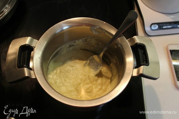 Постепенно добавлять молоко, помешивая, пока соус не закипит и не загустеет. Снять с огня.