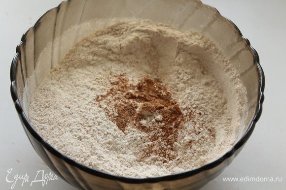 В отдельной чашке смешать муку, разрыхлитель, соль, корицу и мускатный орех, перемешать до однородной массы.