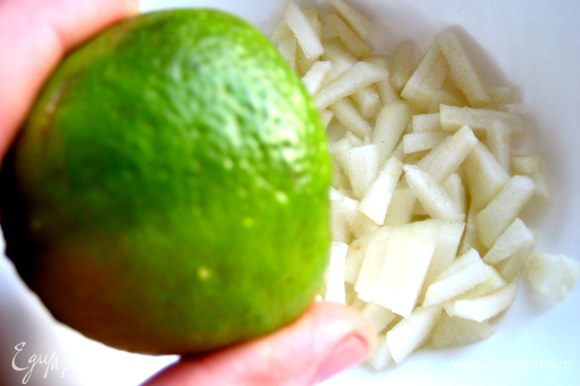 В салатнике сбрызнем грушу соком лайма или лимона.