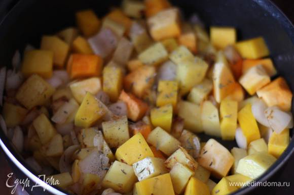 Добавьте к луку картофель, нарезанный средним кубиком, обжарьте также 5 минут, добавьте тыкву, специи и обжаривайте все вместе 7–10 минут.