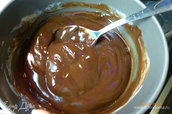 Готовим второй слой десерта. Шоколад ломаем на кусочки. Сливки доводим до кипения и заливаем ими шоколад, перемешиваем.