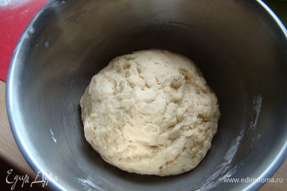 ... соль, муку - замесить тесто, сформировать шар и положить его в смазанную маслом миску, накрыть. Оставить в теплом месте подходить (около часа).