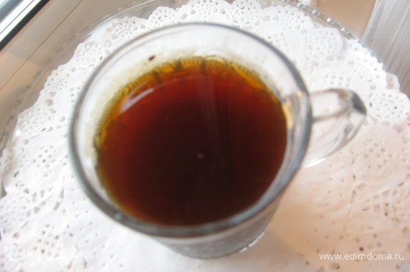 Муку просеять с разрыхлителем. Коричневый сахар смешать с корицей. Заварить крепкий черный чай.