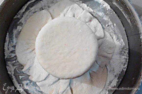 После того как тесто поднимется, форму смазать маслом, посыпать мукой и начать формировать хлеб. Раскатываем в лист белое тесто, в центр формы ставим стакан и накрываем его тестом (см. фото)