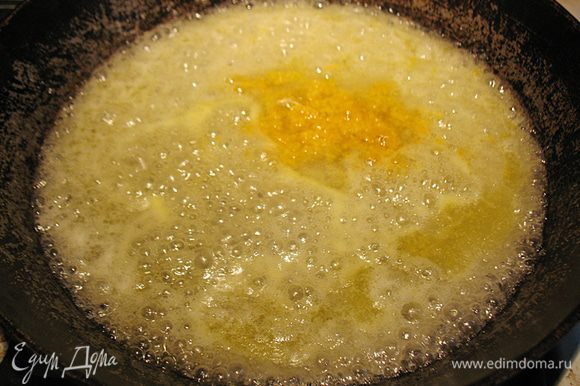 В сковороде растопить масло с сахаром, апельсиновым соком и цедрой. В начале периодически помешивая.