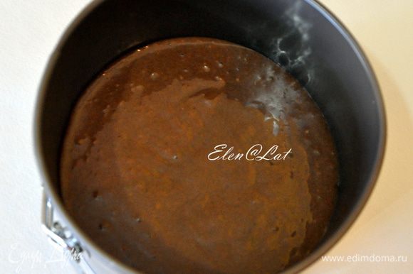 Затем добавить просеянную муку с разрыхлителем, содой, солью и какао. Тесто переложить в форму для выпекания, застеленную пергаментом. Выпекать в заранее разогретой до 180С духовке примерно 50-60 минут. Готовность проверить деревянной шпажкой.
