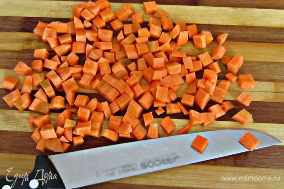 Морковь почистить и нарезать небольшими кубиками.