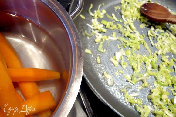 Распустим в сковороде 1 ст.л. сливочного масла и слегка обжарим в нем мелко порубленный лук-порей. Морковь для серединки отварим в течение 3 - 5 минут. Извлечем из сотейника и отставим в сторону.