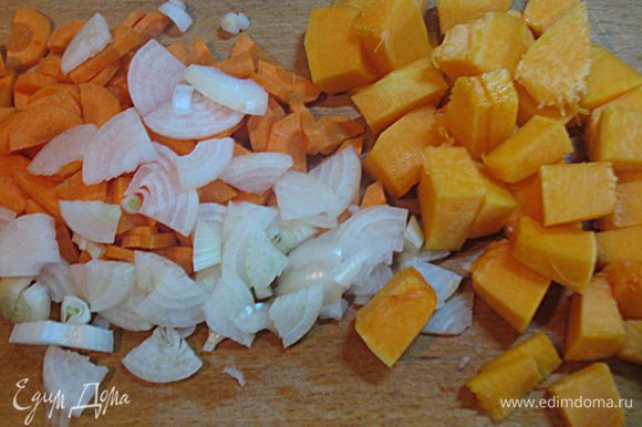 Нарезать тыкву, лук, морковь средними кубиками.