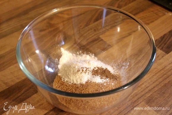 В это время приготовить заливку. В миске смешать сухие ингредиенты: сахар, муку, корицу и ванилин.