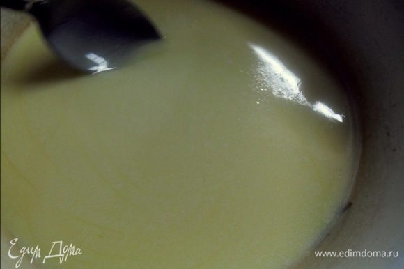 В растопленный горячий маргарин тонкой струйкой вливаем молоко, постоянно помешивая. Добавляем сахар и соль и перемешиваем до полного растворения сахара и соли.