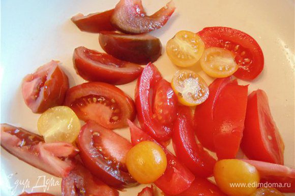 Обжариваем помидоры на растительном масле. Я взяла разноцветные=).