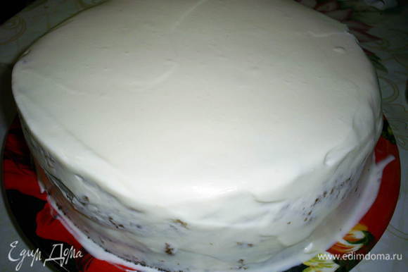 Обмазываем оставшимся кремом бока торта, выравниваем их с помощью широкого ножа или шпателя, выравниваем верх торта. Идеальной гладкости добиваться не стоит - мы все изъяны засыплем посыпкой)))