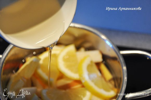 Порезать крупными дольками лимон и небольшими дольками груши. Залить сиропом.
