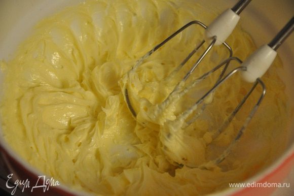 Масло с пудрой взбить в крем.