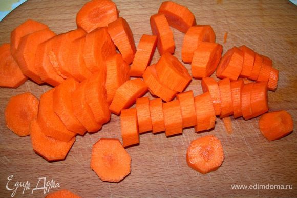Морковь очистить и приправить оставшимся маринадом. Свинину и морковь выложить на противень и запечь в духовке в течение 1-1,5 часа при 180 градусах.