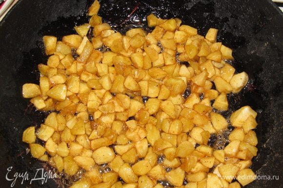 Яблоки почистить, нарезать кубиками. На сковородку насыпать 5 ст. л. сахара, когда начнет растворяться добавить яблоки. Через перу минут помешать и подержать на огне еще минуты 3.