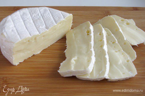 Сыр нарезать пластиками.