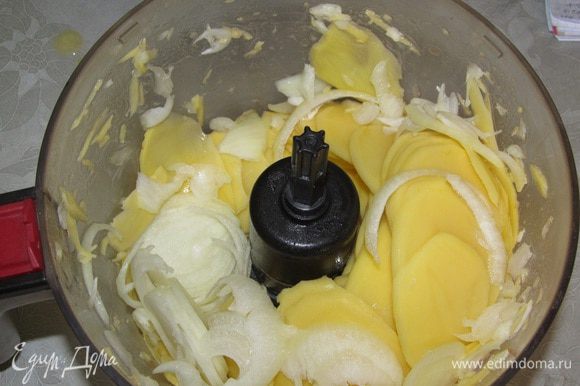 Нарезать картофель и лук тонкими кружками, удобнее в блендере. Переложить в форму, добавить сливки и кипяток на четверть формы.