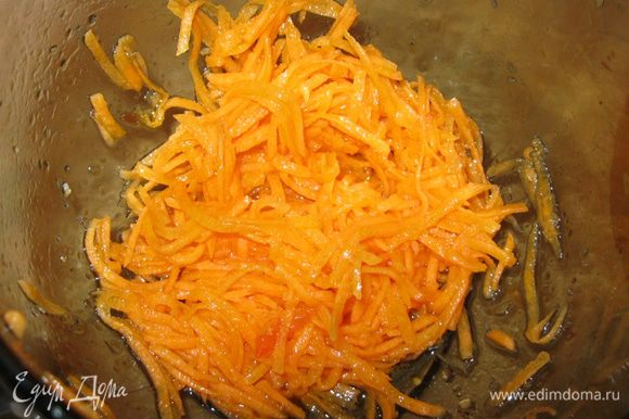 Готовые креветки выложил шумовкой на салфетку, а оставшееся в сковороде горячее масло вылил в морковь и перемешал.