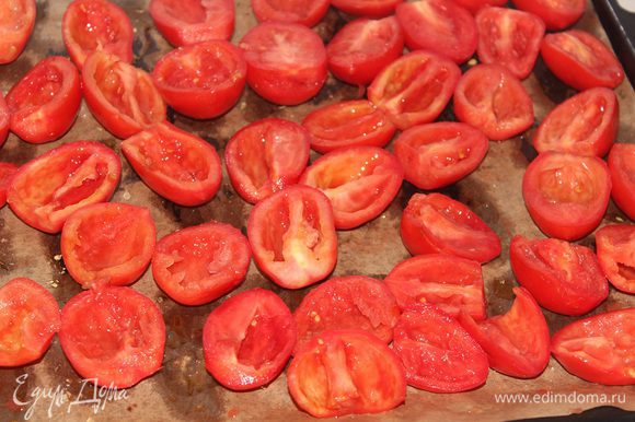 Противень застелить бумагой, смазать маслом. Выложить помидоры.
