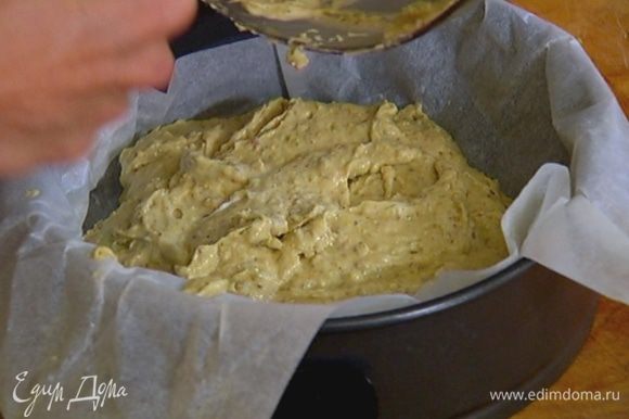 Разъемную форму выстелить бумагой для выпечки, смазать оставшимся сливочным маслом, выложить тесто, разровнять и выпекать в разогретой духовке 35–40 минут.