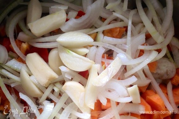 Шампиньоны (если крупные порезать пополам) уложить в глубокую посуду сверху высыпать нарезаные овощи,чеснок.