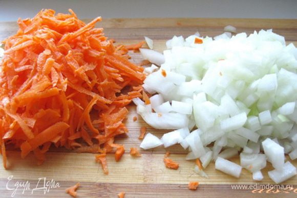 Оставшиеся лук и морковь очистить. Лук мелко нарезать, морковь натереть на крупной терке. Овощи пассеровать.