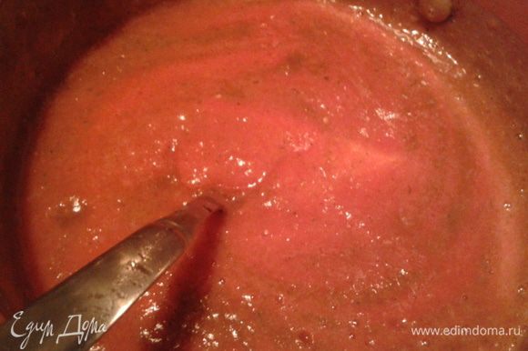 Уварить томат на медленном огне, помешивая деревянной лопаткой. Растереть чеснок с солью. Добавить в соус чеснок, сахар, специи и варить 10 мин. В конце варки добавить уксус.