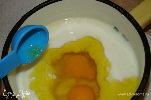Молоко взбить венчиком с яйцами и оливковым маслом.