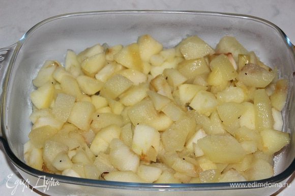 Яблоки с грушами выложить в форму.