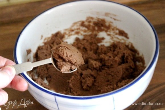 Чтобы печенья были одинаковыми, удобней воспользоваться мерной ложкой (1 ст.л.= 32 печенья) или ложкой для мороженого. Отмерить тесто и быстро скатать его в шарик.