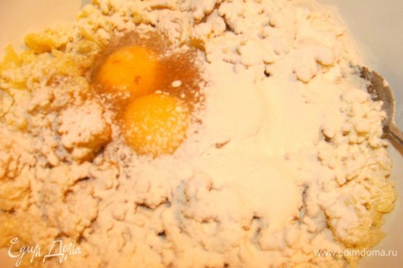 Добавить яйца, просеянную муку, соль, специи (можно заменить приправой для картофеля).