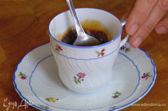 Растворимый кофе всыпать в чашку, залить 2 ст. ложками горячей воды, добавить сахар и перемешать. Кофе слегка остудить — он не должен быть очень горячим.