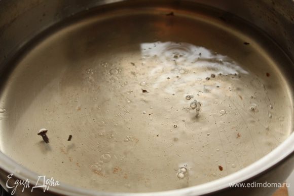 Для маринада в небольшую кастрюлю налить воду, растительное масло, уксус, сахар, соль и довести до кипения.