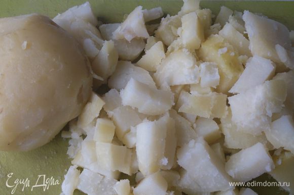 Картофель отварить в кожуре до готовности, остудить и нарезать кубиками около 1 см.