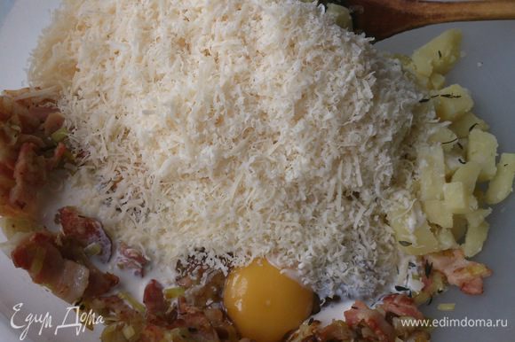 Смешать картофель с луком, беконом и сыром. Влить сливки и яйца. Приправить солью, перцем и тимьяном.