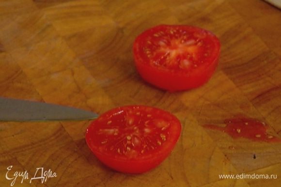 Красный помидор разрезать пополам и, удалив сок с семенами, нарезать мякоть небольшими кубиками.