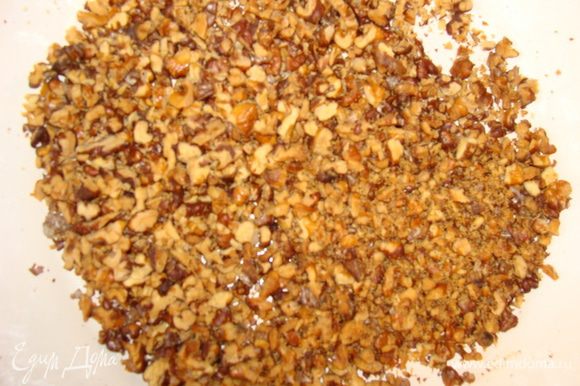 Орехи подсушить в духовке 10-15 минут при 150* Нам нравится более поджаристые орешки (20-22мин). Остудить. Порубить не очень мелко.